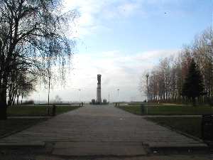 Памятник героям-афганцам, стартовать можно справа и слева от памятника