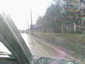 Если ехать из центра города, поворот направо перед остановкой "Сурикова". Там шлагбаума нет.